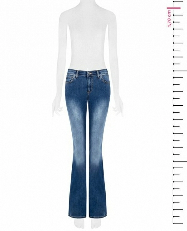 Pantalones vaqueros acampanados el�sticos de lavado medio con pedrer�a en el bolsillo trasero. - 21489