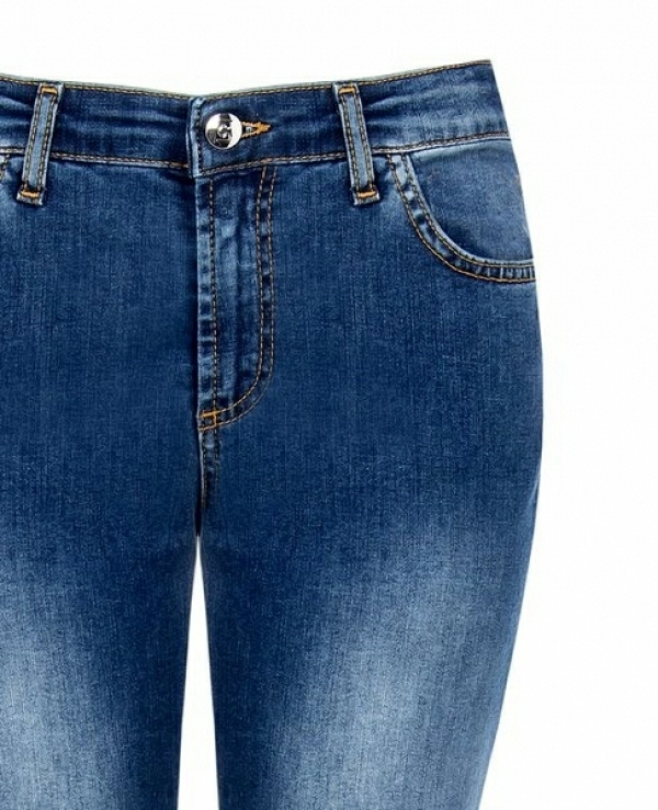 Pantalones vaqueros acampanados el�sticos de lavado medio con pedrer�a en el bolsillo trasero. - 21490