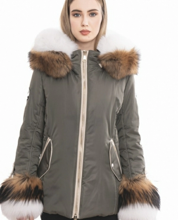 PARKA EN COLOR KAKY CUELLO Y PUOS DE PELO