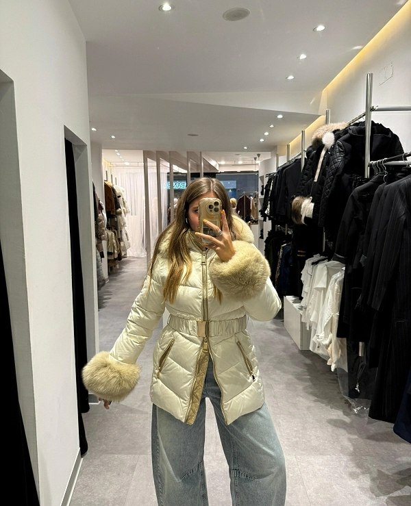 PLUMAS BEIGE CON CUELLO Y PUOS DE PELO NATURAL - 20651