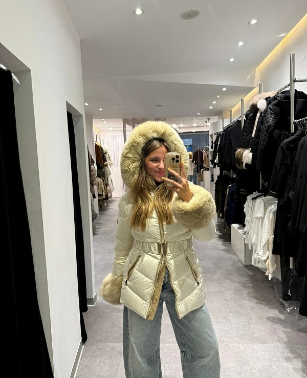 PLUMAS BEIGE CON CUELLO Y PUOS DE PELO NATURAL - 20655