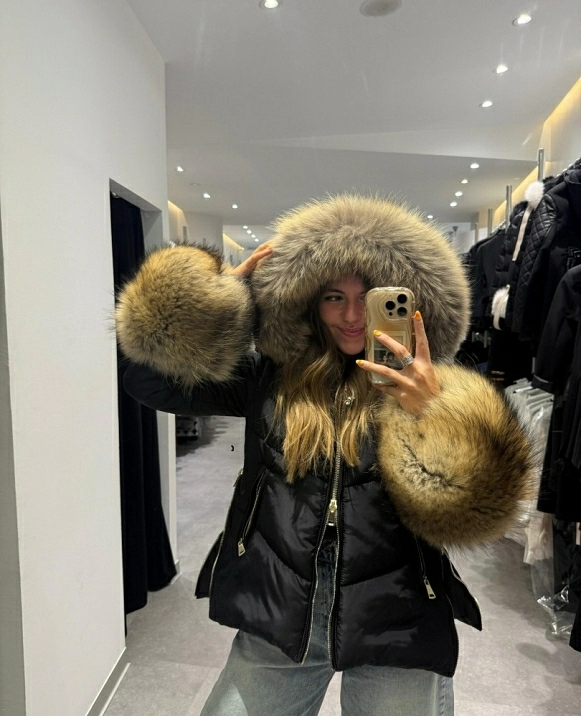 PLUMAS CORTO NEGRO CON CAPUCHA CON PELO Y PUOS DE PELO