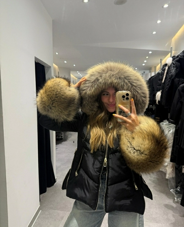 PLUMAS CORTO NEGRO CON CAPUCHA CON PELO Y PUOS DE PELO