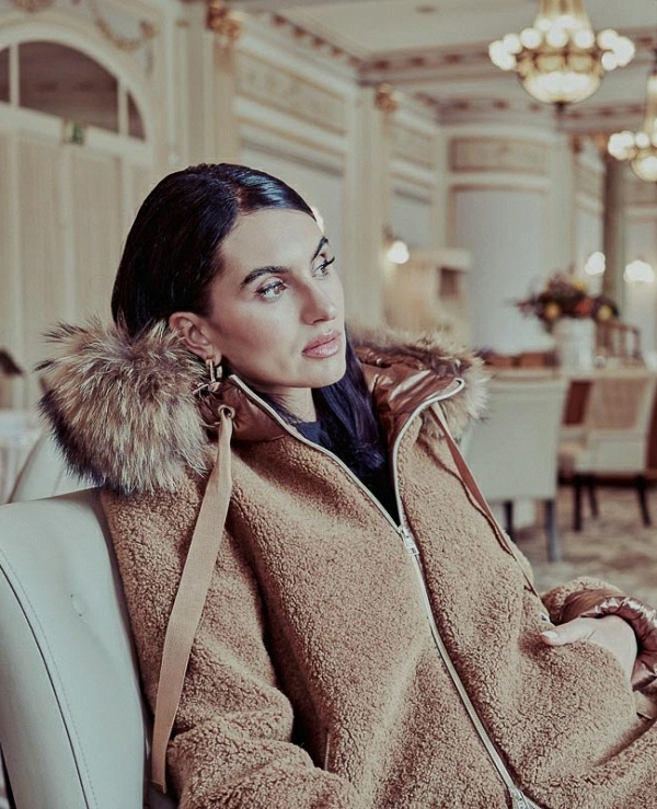 PLUMAS DE DONJAZ EN COLOR MARRON MODELO BRITES  - 20810