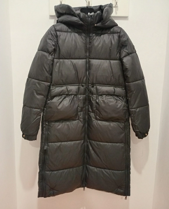 PLUMAS LARGO CON CAPUCHA BOLSILLOS PLASTONES Y CINTURA GOMA