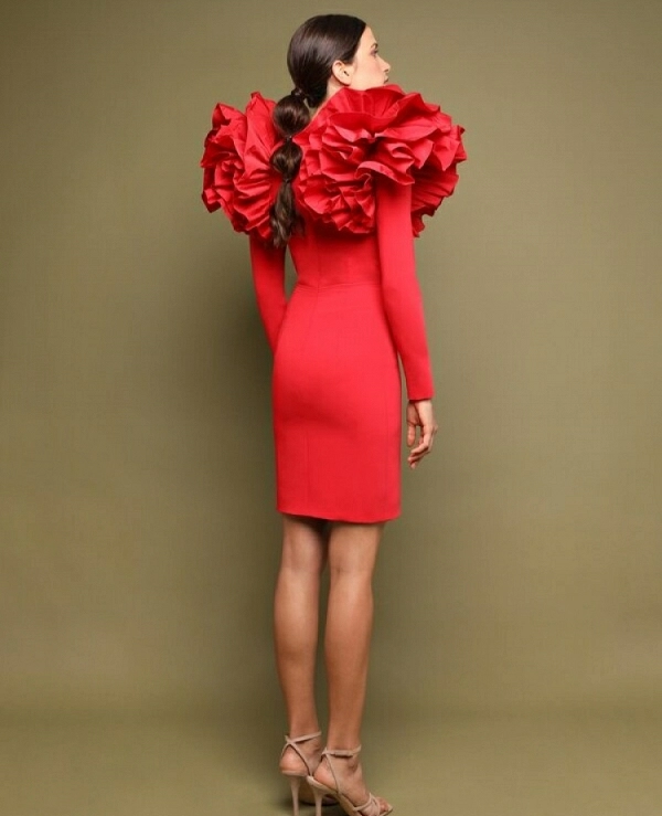 QUITI VESTIDO ROJO de crep� con escote de pico y manga larga.DE VICTORIA COLECI�N - 14485