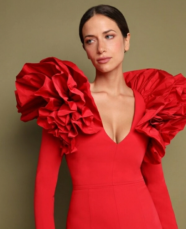 QUITI VESTIDO ROJO de crep� con escote de pico y manga larga.DE VICTORIA COLECI�N - 14486