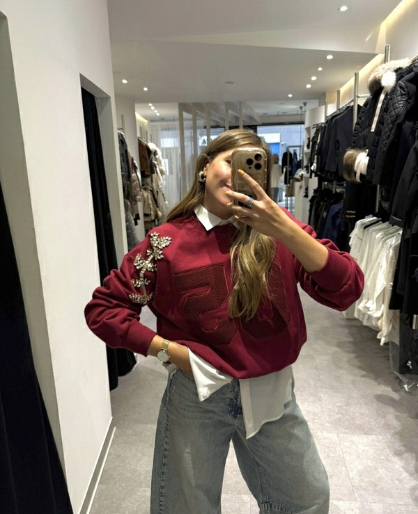 SUDADERA CON DETALLE NUMERO Y  PEDRERIA
