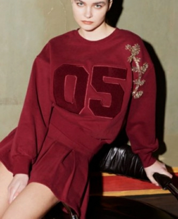 SUDADERA CON DETALLE NUMERO Y  PEDRERIA - 20689