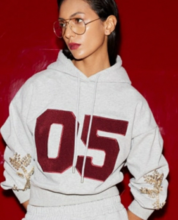 SUDADERA DE CAPUCHA CON NUMERO Y PEDRERIA EN MANGAS