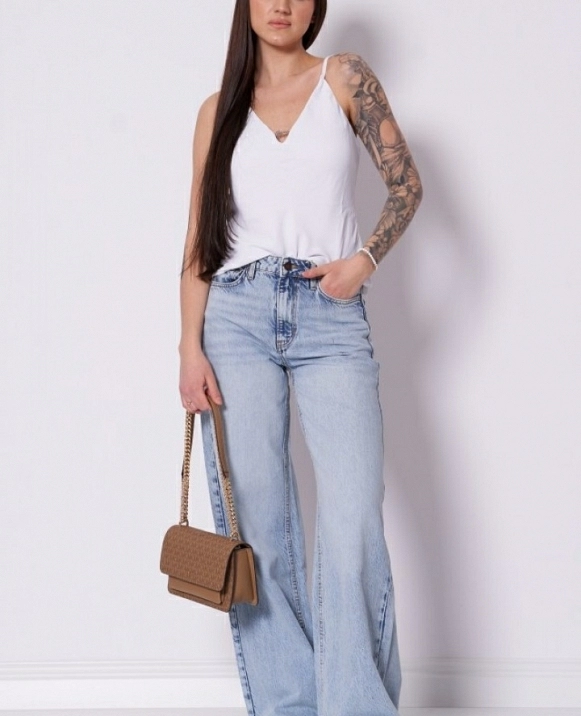 TOP GUESS DETALLE LOGO EN ESCOTE