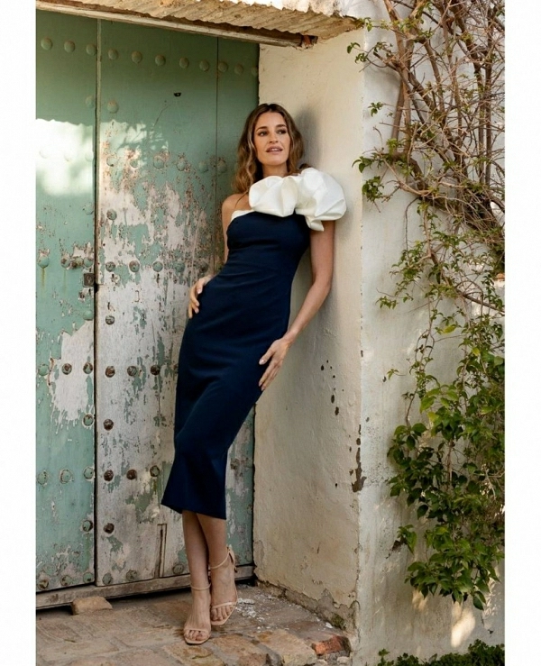VESTIDO ASIMETRICO AZUL MARINO CON VOLUMEN EN UN HOMBRO