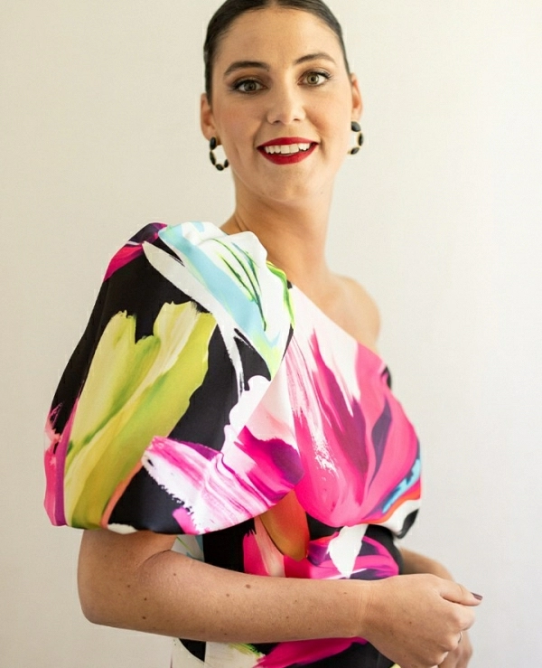 Vestido asimtrico con aadido de flecos en el bajo y frunces en el lateral.