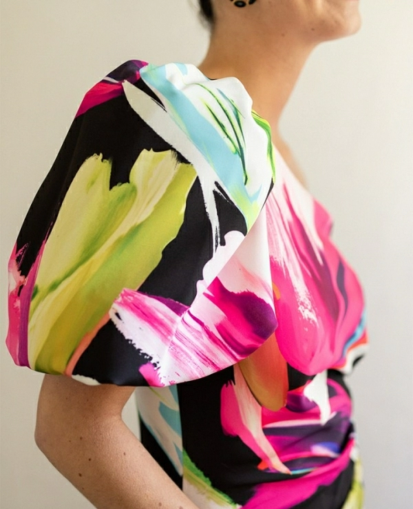Vestido asimtrico con aadido de flecos en el bajo y frunces en el lateral.