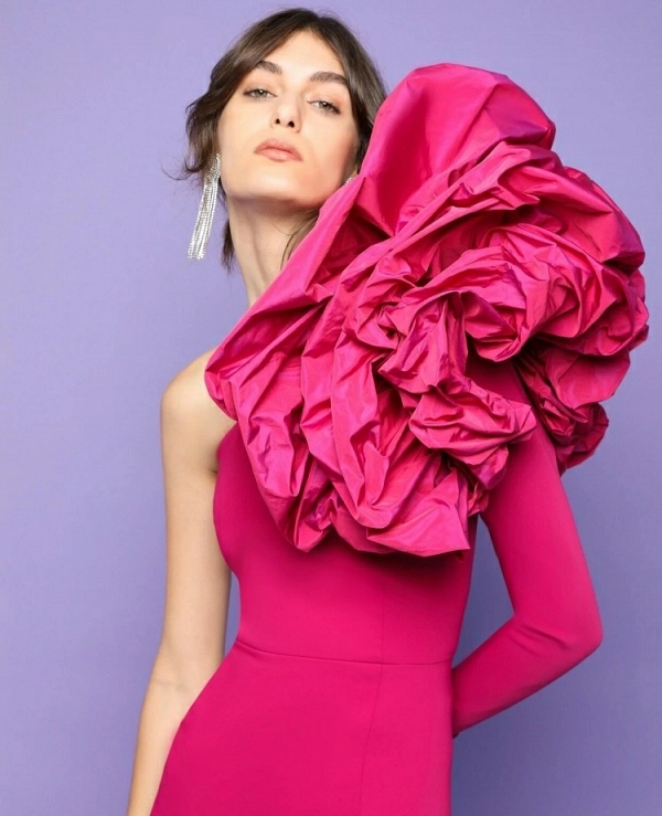 Vestido asim�trico de crep� y tafeta QUIKA FUCSIA DE VICTORIA COLECCCI�N - 14479