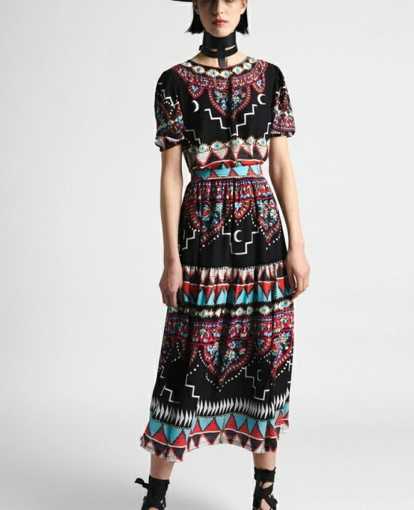 Vestido brumoso . Vestido largo  con escote redondo, manga corta con ribete y cintur�n a juego.