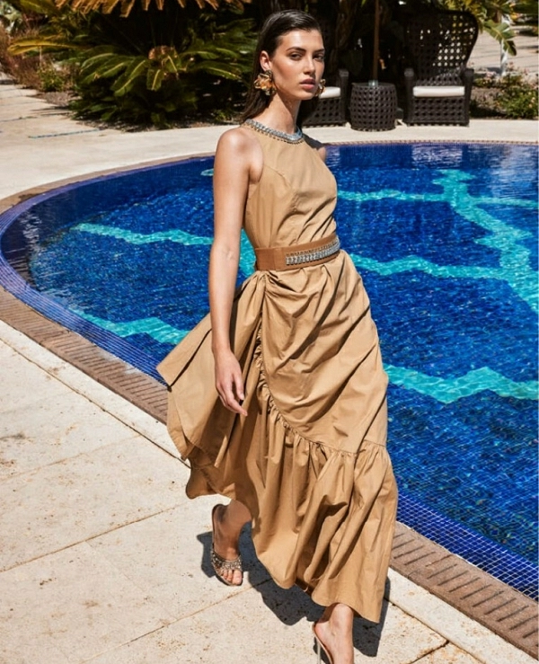 VESTIDO CAMEL CON STRASS EN EL CUELLO