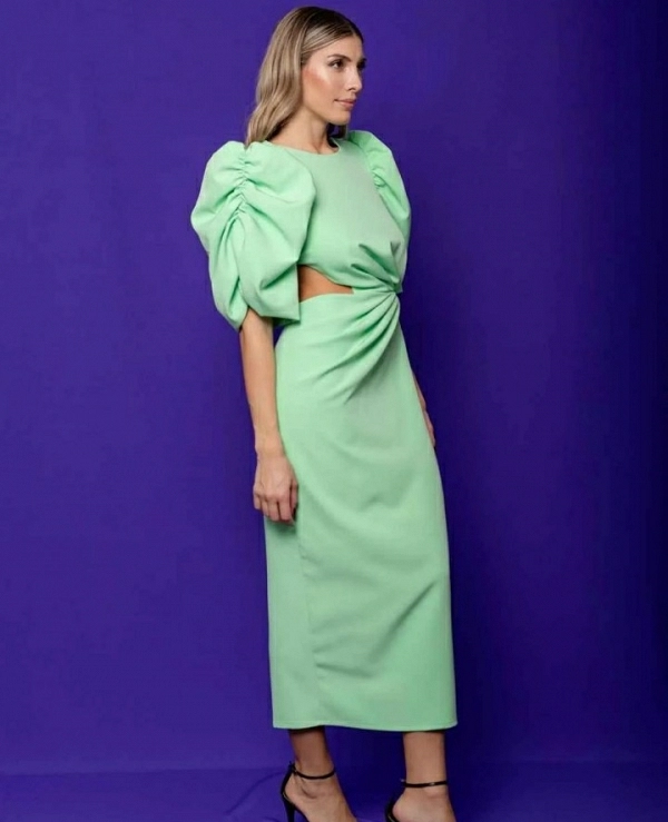 Vestido con cut out en la cintura y frunces.
