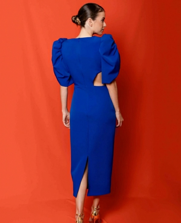 Vestido con cut out en la cintura y frunces.