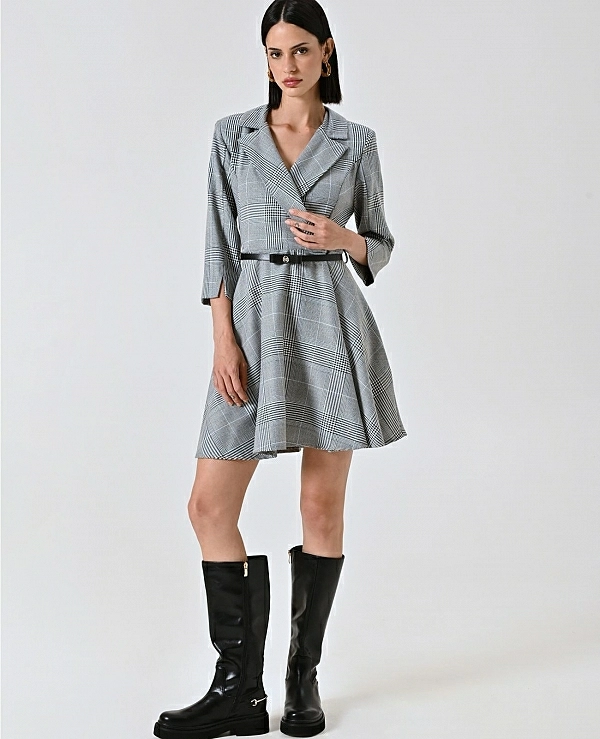 Vestido con patrn de cuadros y pata de gallo