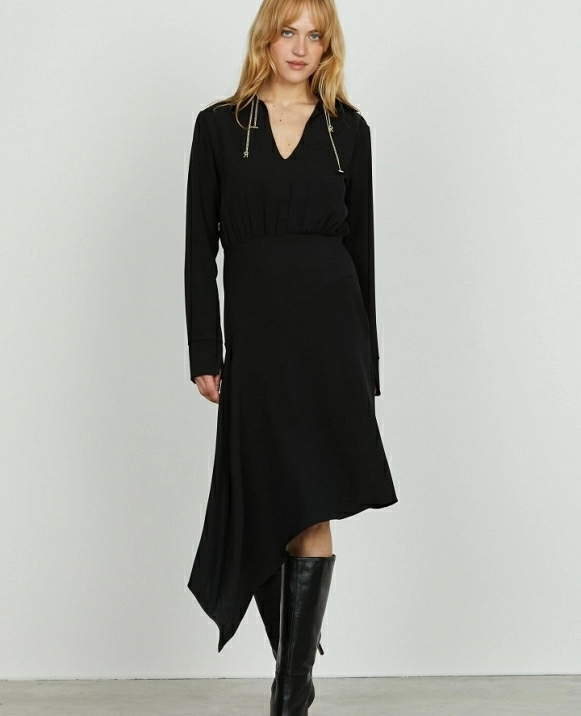 Vestido DE RELISH midi IPSUM con manga larga, escote en V asimtrico y cuello con cadena y logo.