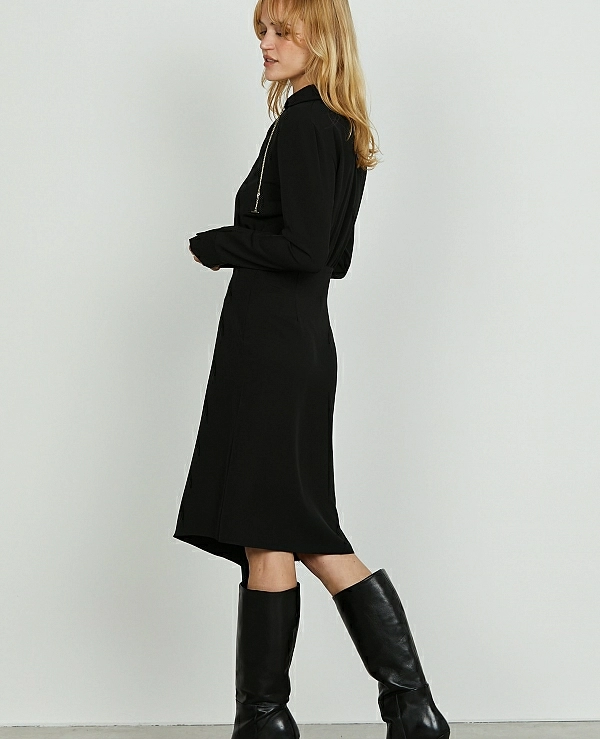 Vestido DE RELISH midi IPSUM con manga larga, escote en V asimtrico y cuello con cadena y logo. - 20364