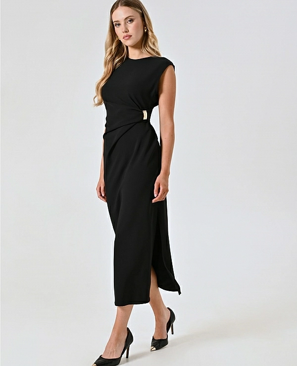 Vestido de tubo en color marrn midi con joya