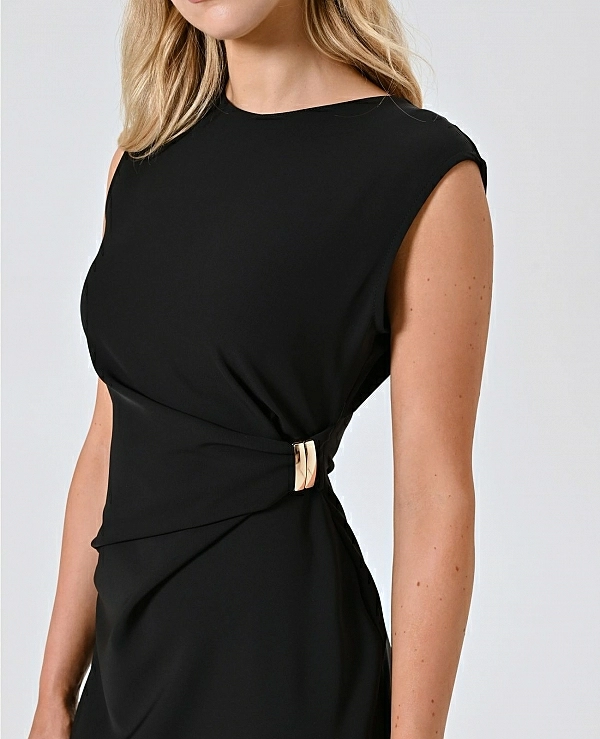 Vestido de tubo en color marrn midi con joya