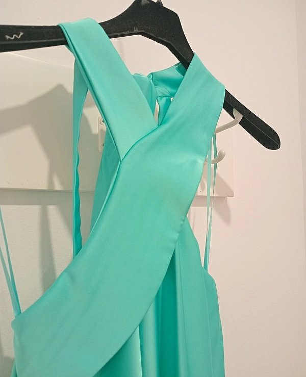 VESTIDO EN  COLOR VERDE AGUA LARGO RASO