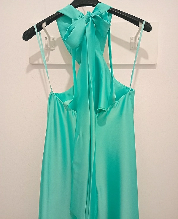 VESTIDO EN  COLOR VERDE AGUA LARGO RASO