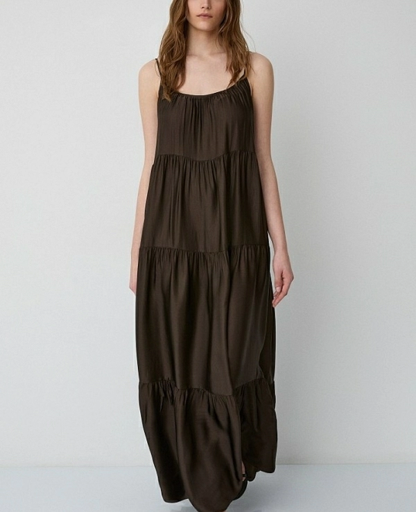 Vestido largo con aspecto satinado y volantes.DE BSB MODELO 055-211072