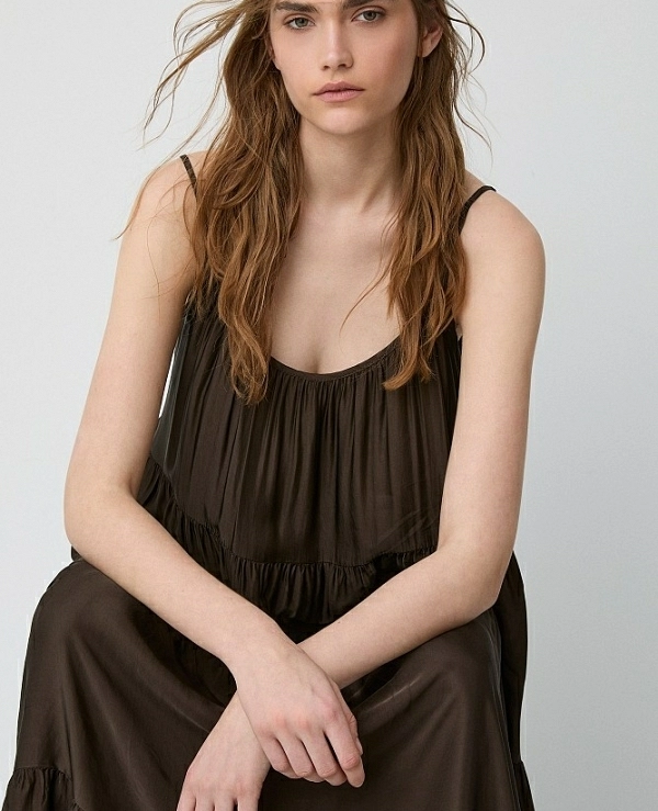 Vestido largo con aspecto satinado y volantes.DE BSB MODELO 055-211072 - 21625