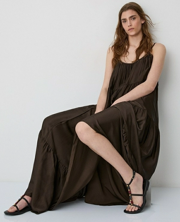 Vestido largo con aspecto satinado y volantes.DE BSB MODELO 055-211072 - 21626