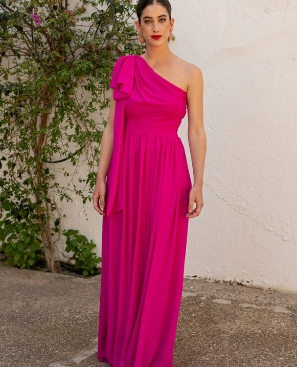 Vestido largo de gasa de corte asimtrico.