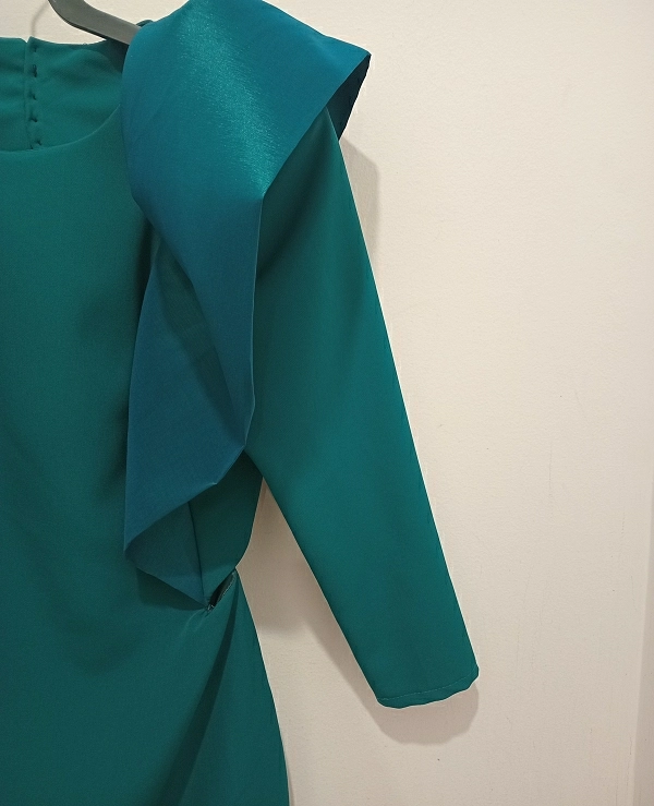 VESTIDO LARGO EN COLOR ESMERALDA VOLANTES EN HOMBROS Y ESPALDA ABIERTA - 21067