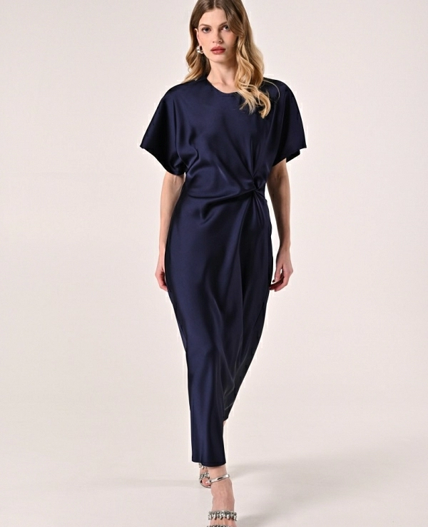 Vestido midi azul estilo kimono