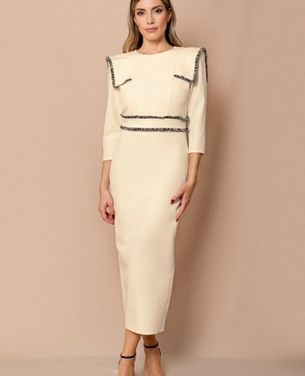 Vestido midi con pasamanera en hombros y cintura.