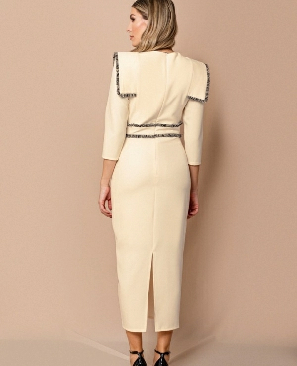 Vestido midi con pasamanera en hombros y cintura.