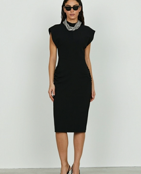 Vestido midi DE RELISH BORLA con volantes laterales, espalda descubierta y collar de pedrera