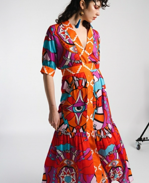 VONDA DRESS - Recycled Polyester PEACE AND CHAOS El vestido maxi  presenta un escote en V, mangas co